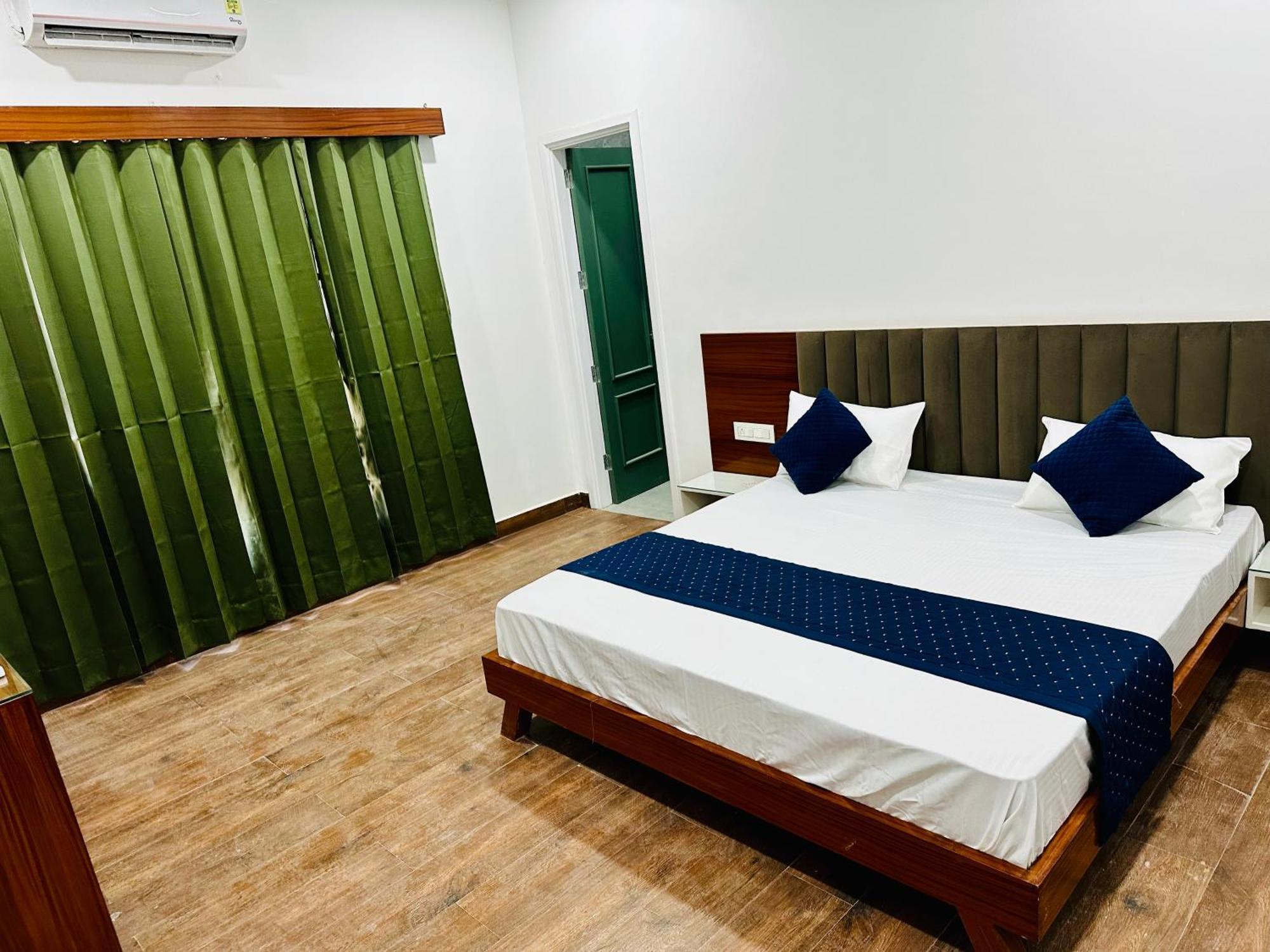 The Loya Hotel Muktsar Esterno foto